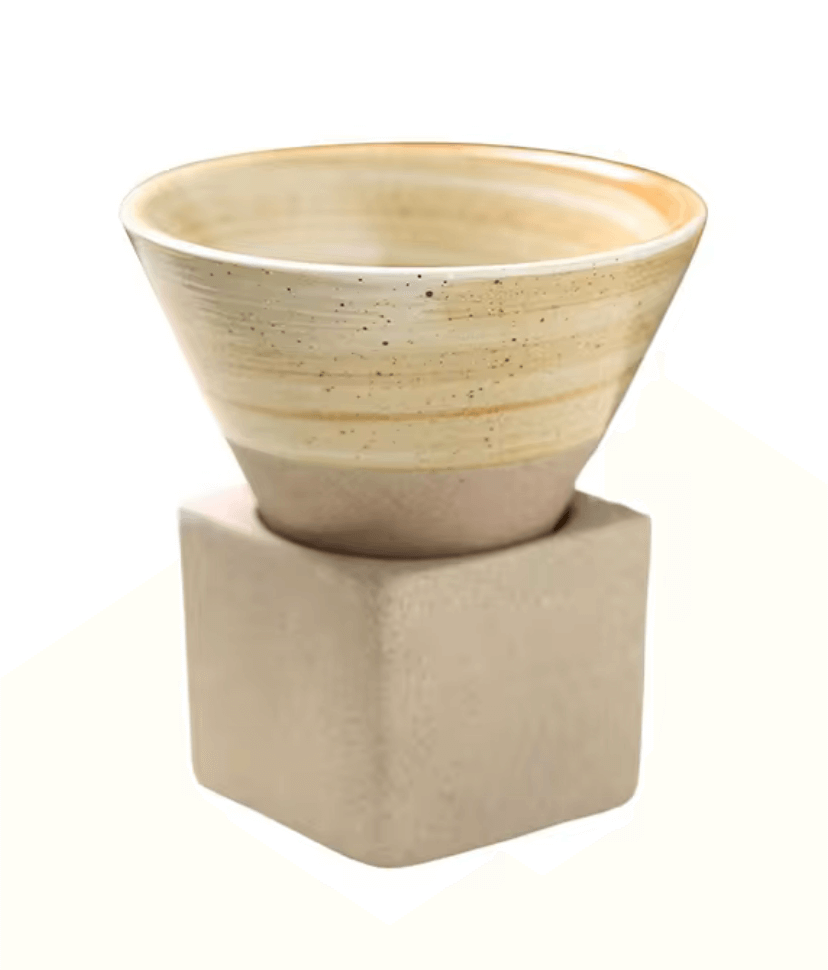 Japanische Keramik-Teetasse mit einzigartigem kegelförmigem Design und lebendigen Mustern auf grauem Sockel.