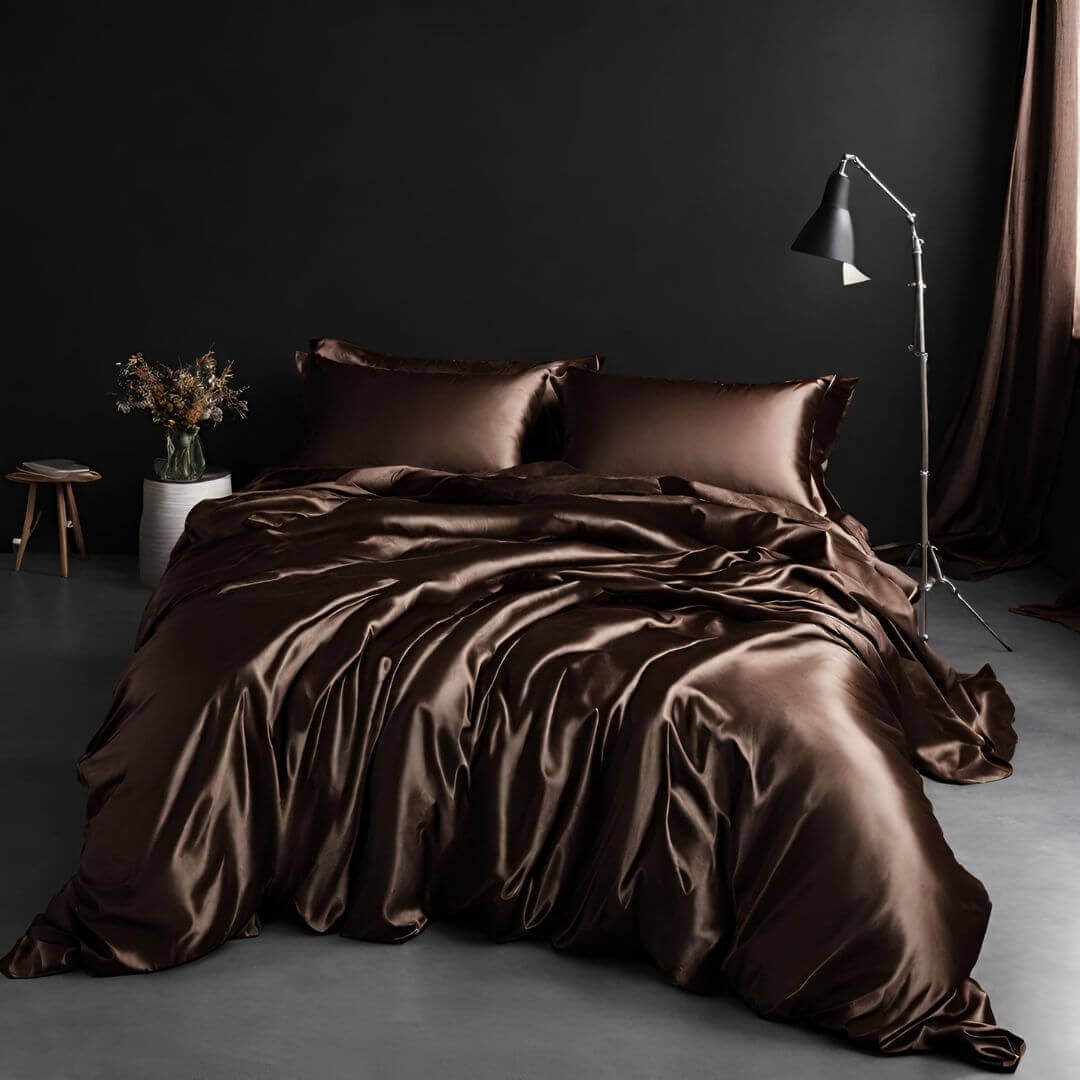 Luxus-Seidenkissenbezug in Mocha Mousse 2025 on a stylish bed, showcasing elegance and comfort with premium mulberry silk.