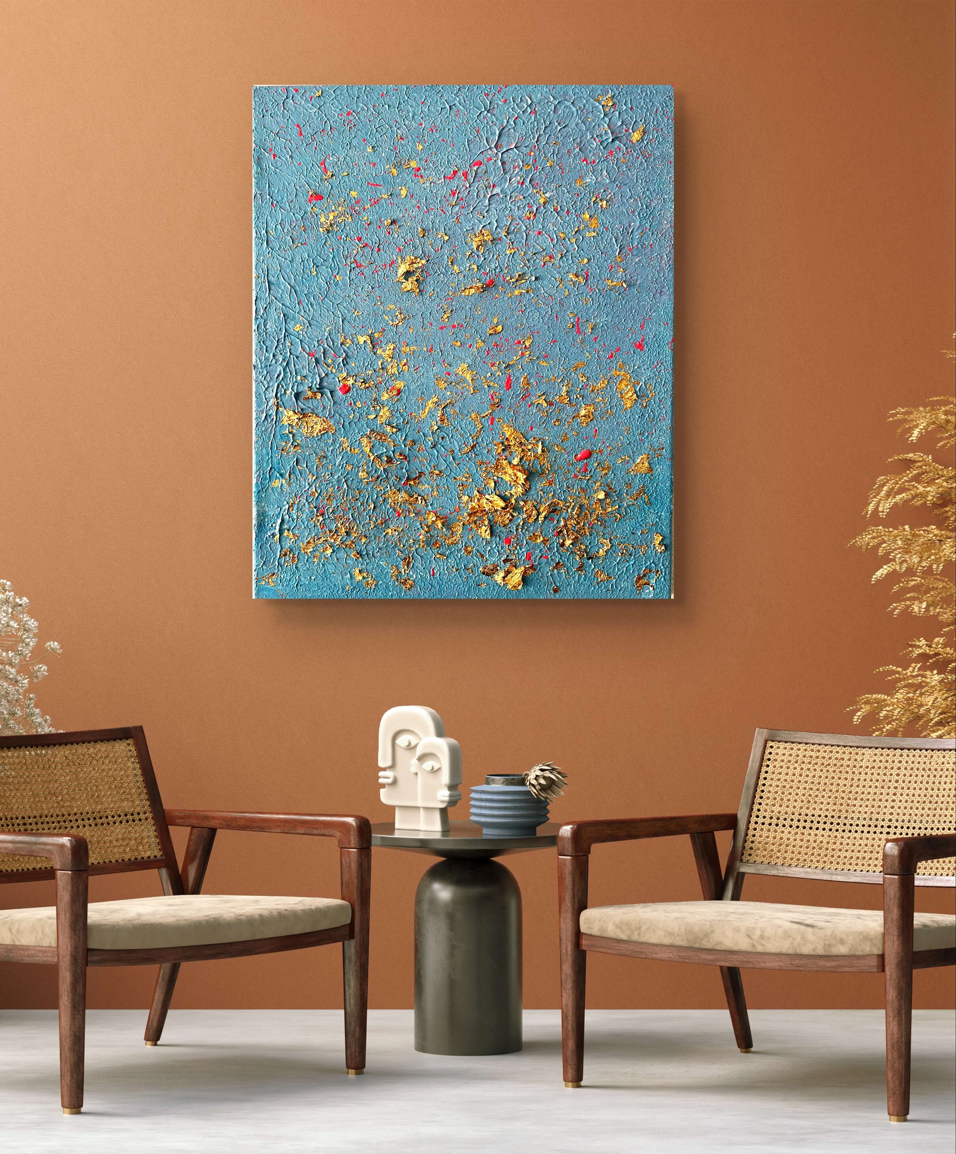 Goldener Hauch handgemaltes Acrylbild mit goldenen Spiralnebeln auf tiefblauem Hintergrund, dekoriert in modernem Wohnzimmer.