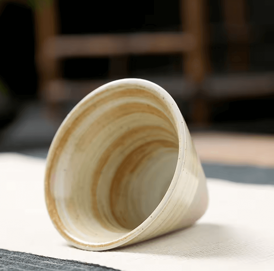 Japanische Keramik-Teetasse mit einzigartigem Design; handgefertigt, moderne Kegelform in Braun- und Beigetönen, Tradition trifft Stil.
