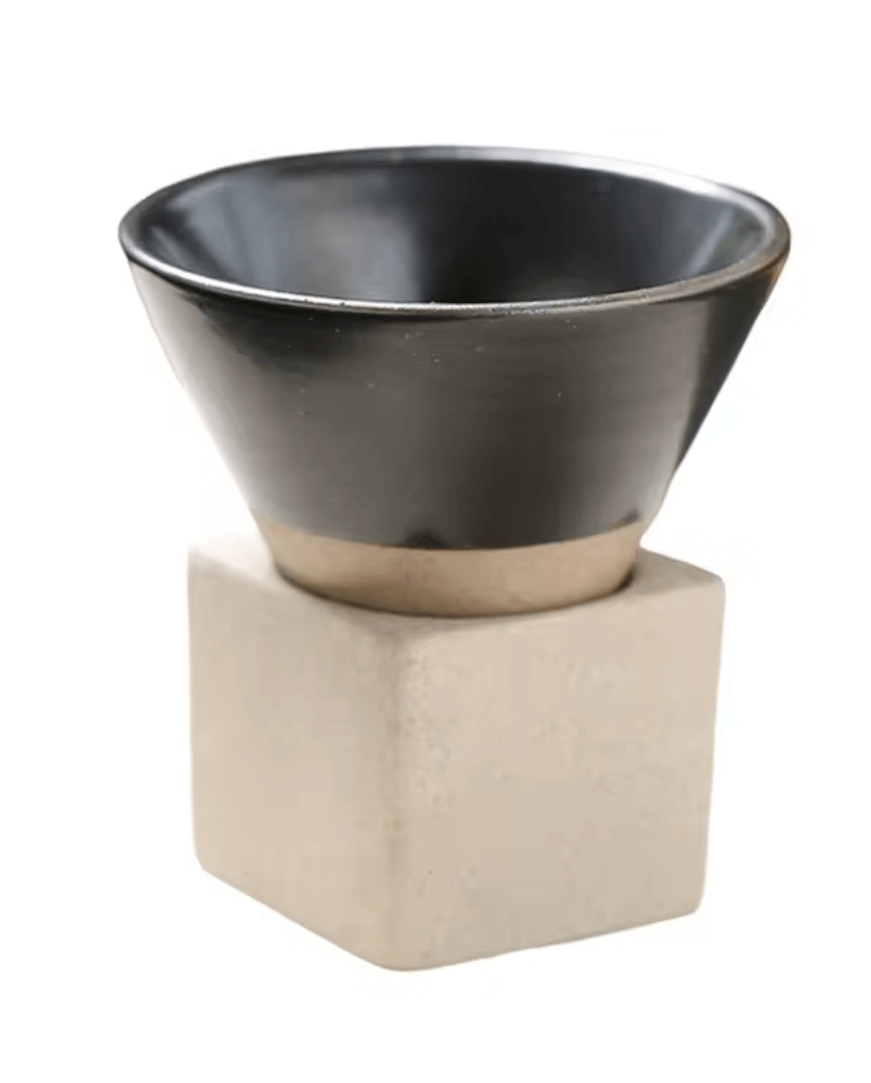 Japanische Keramik-Teetasse mit modernem kegelförmigem Design und einzigartigen Mustern auf weißem Hintergrund.