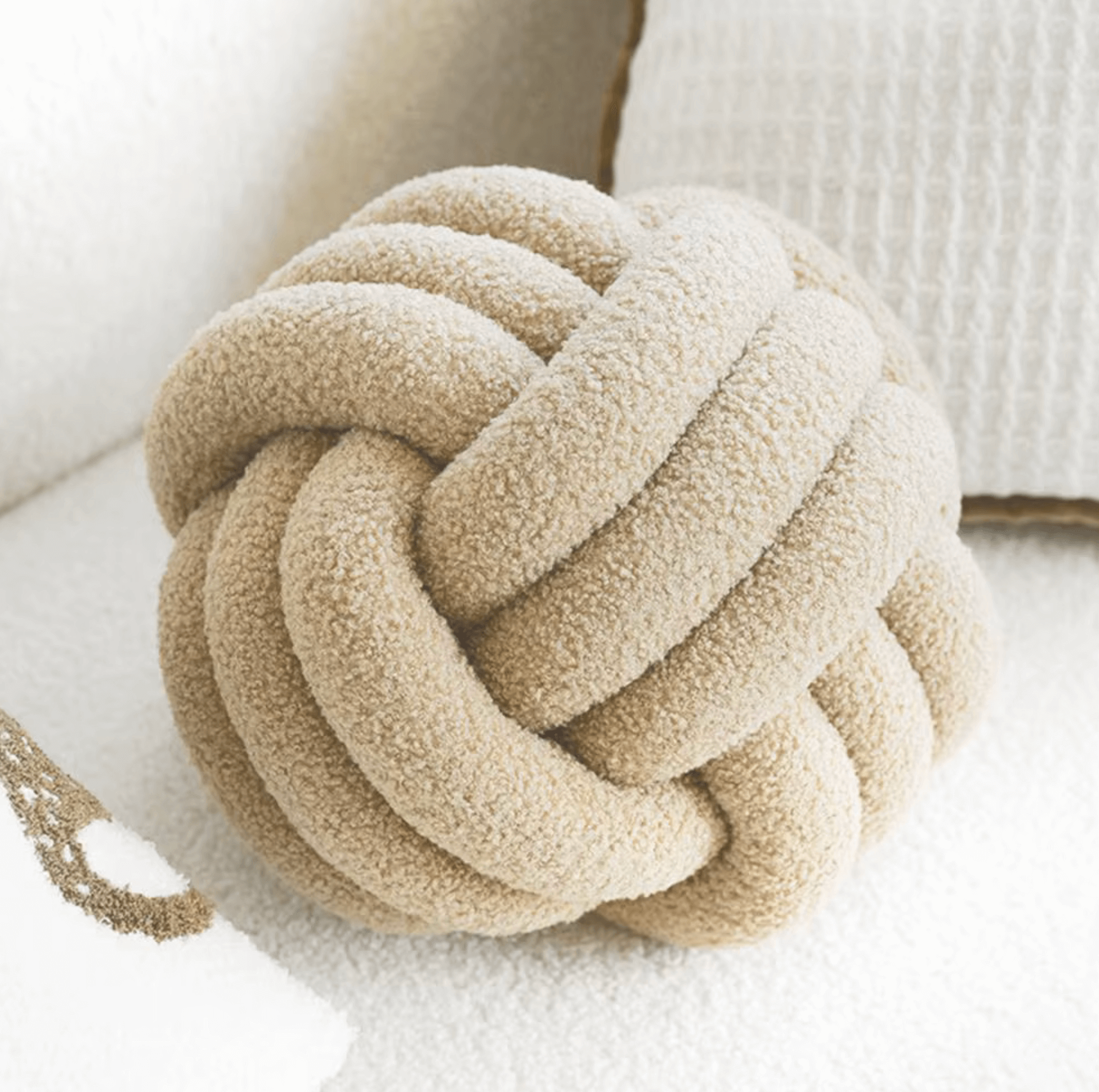 Handgeflochtenes Knotenkissen in Beige aus Sherpa-Lammwolle, nordisches Design, ideal für Sofa, Bett oder Sessel, skandinavische Ästhetik