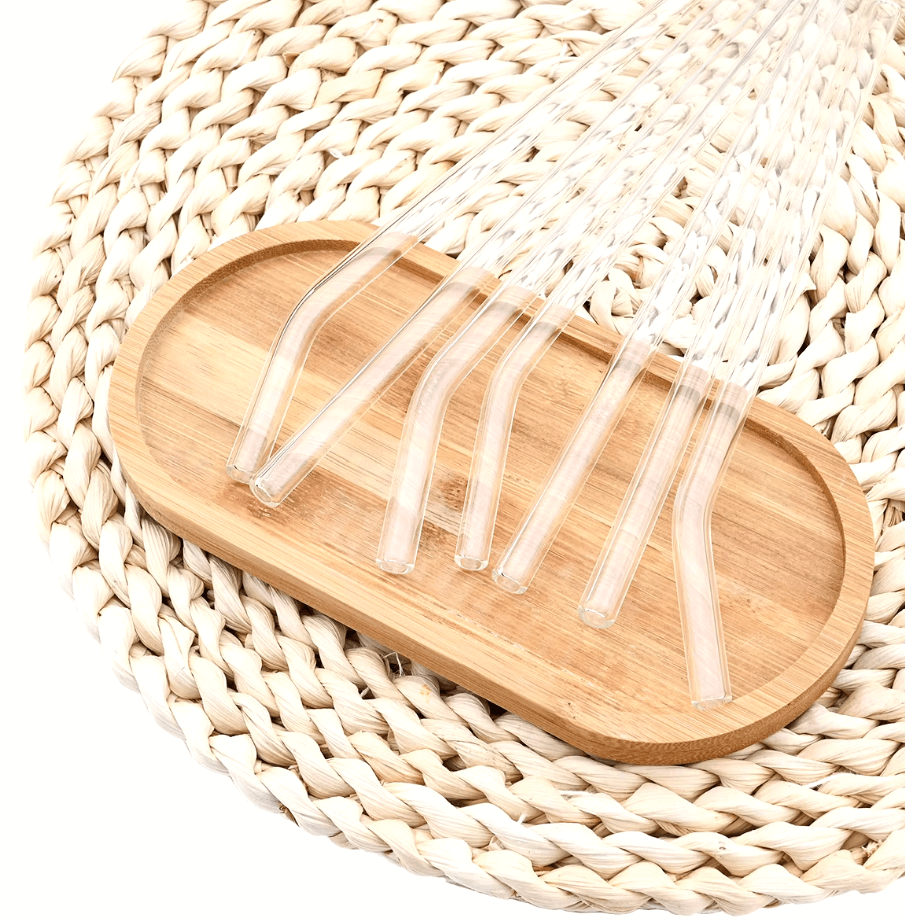 Glasstrohhalm-Set „Pure Sip“ auf einem Holztablett, umweltfreundlich und stilvoll auf natürliche Unterlage präsentiert.