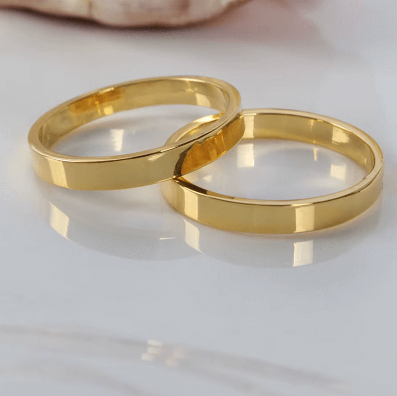 Elegante goldene Serviettenringe für luxuriöse Tischkultur, metallisch glänzend, geeignet für festliche Anlässe und Hochzeiten.