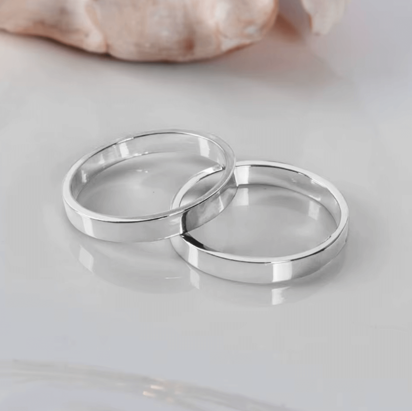 Elegante silberne Serviettenringe auf einem Tisch, ideal für luxuriöse Tischdekorationen.