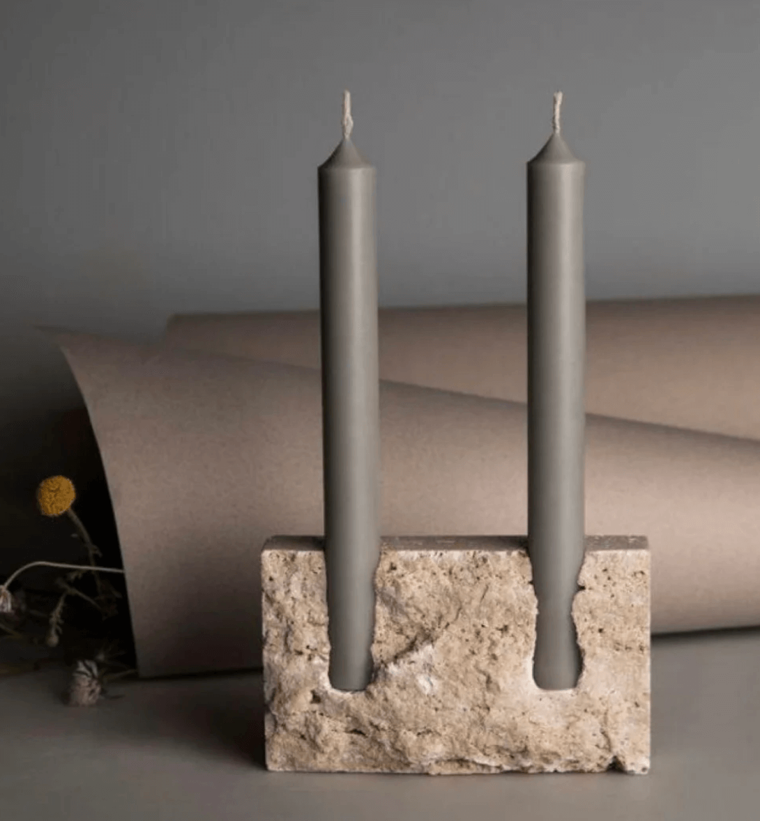 Kerzenhalter aus Travertin-Marmor mit grauen Kerzen, nordischer Minimalismus für zeitlose Eleganz, perfekte Deko für besondere Anlässe.