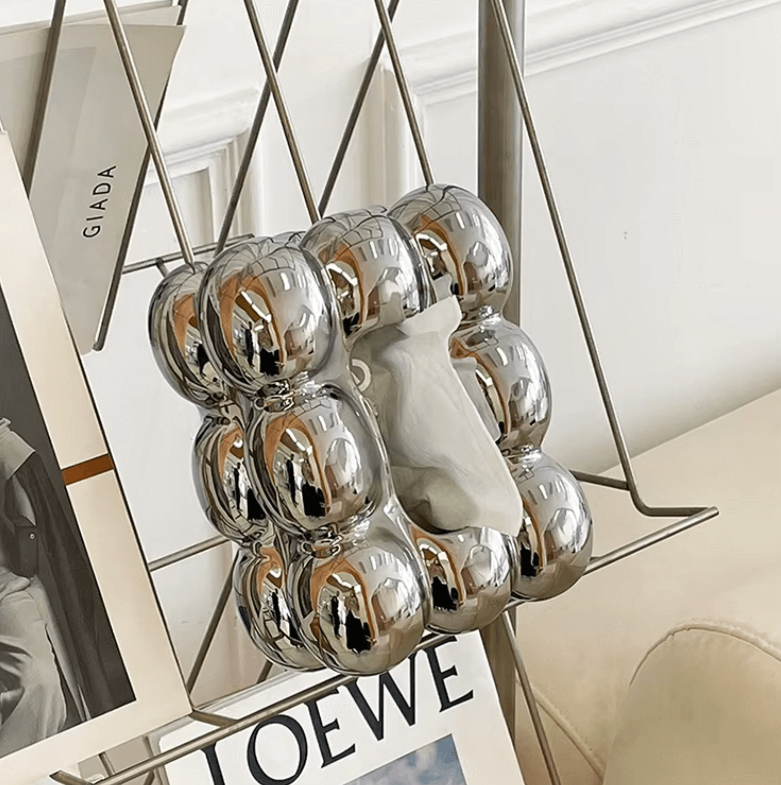 Bubble Taschentuchbox aus Keramik auf Zeitungsständer, modernes Luxusdesign, ideal für stilvolle Wohnkultur und praktische Funktionalität.