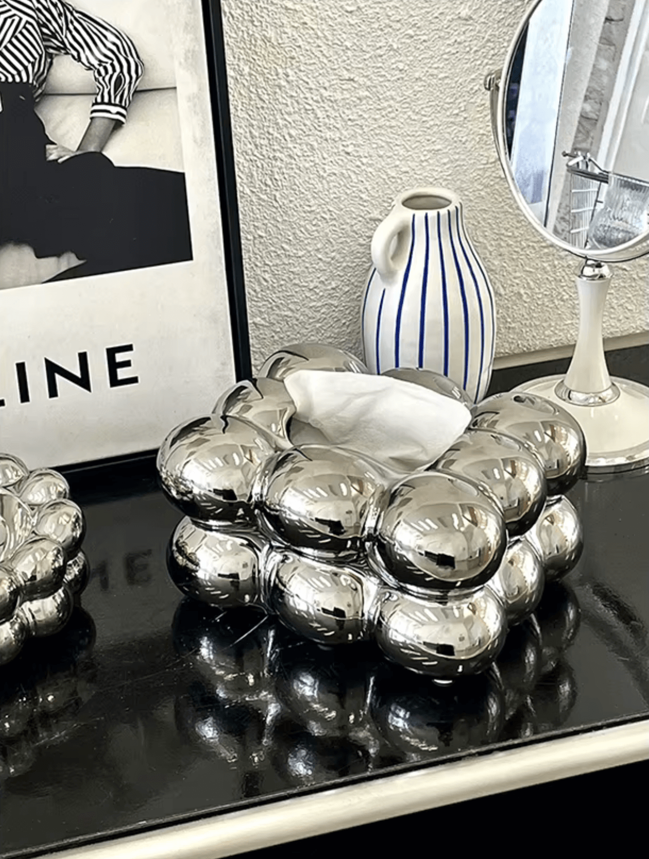 Luxus Keramik Taschentuchbox auf modernem Tisch mit Spiegel und Vase, stilvolles Wohnaccessoire.