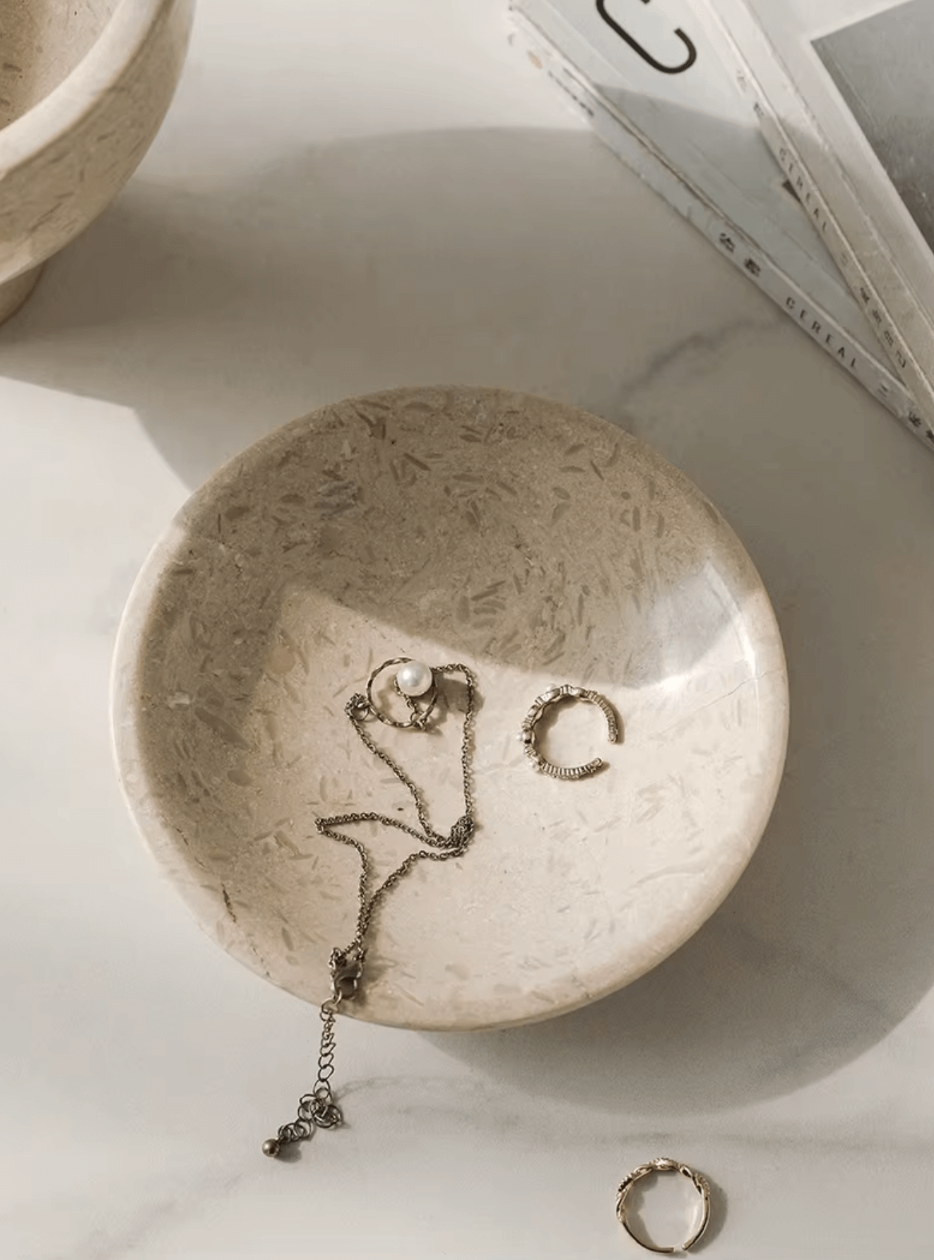 Luxuriöse französische Marmorschale mit Schmuck auf einem Tisch, elegantes Design, zeitlose Eleganz, multifunktionales Dekor.