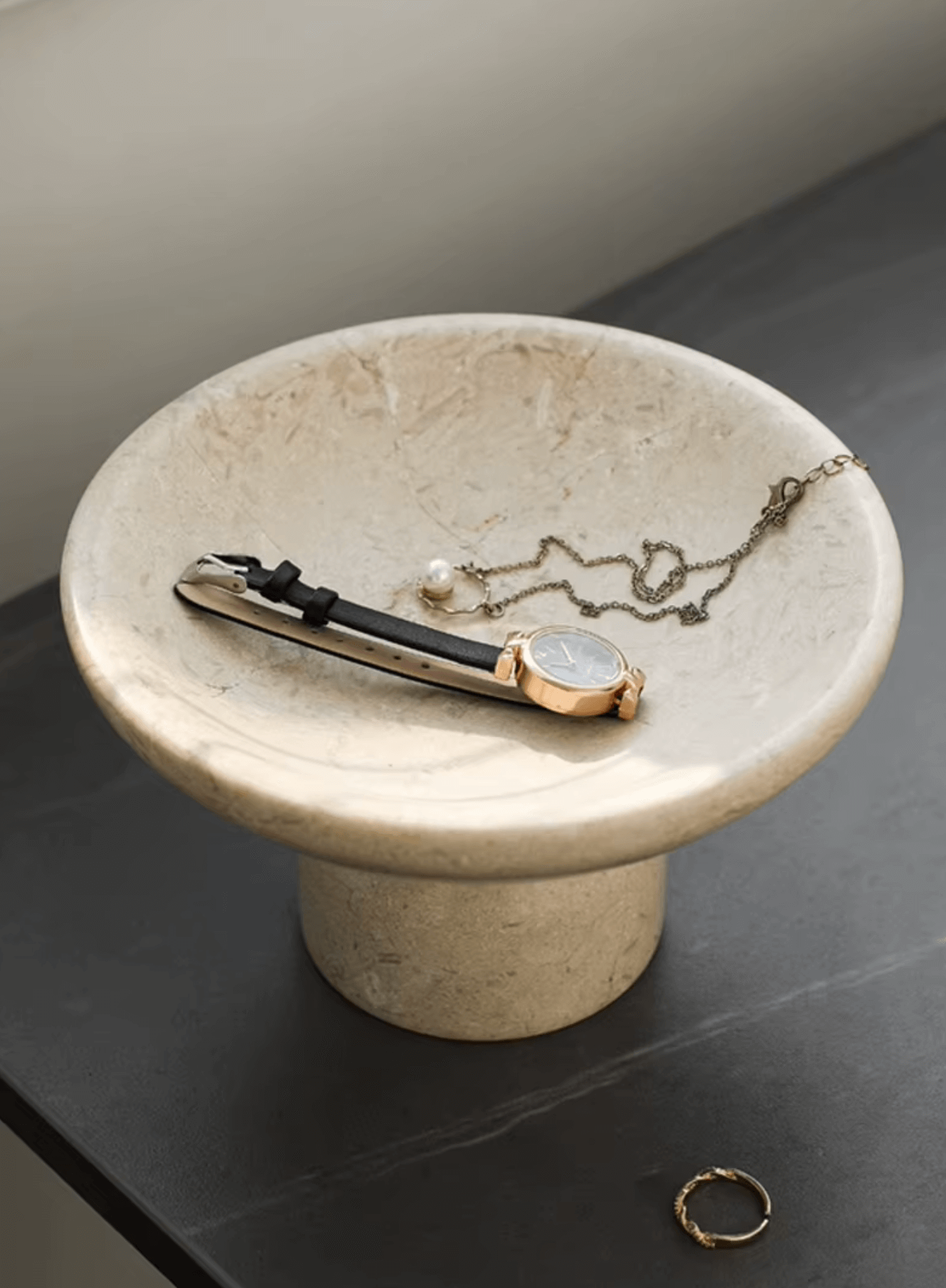 Luxuriöse Marmorschale im französischen Stil mit Armband und Schmuck, elegante Wohnkultur