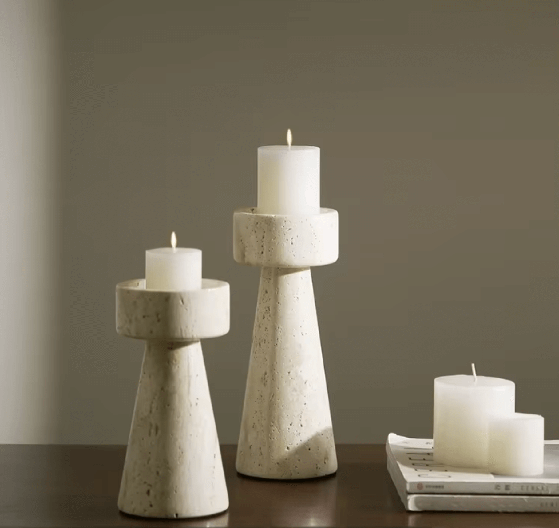 Naturmarmor-Kerzenhalter aus Travertin mit weißen Kerzen, zeitlose Eleganz für stilvolle Wohnraum-Dekoration.