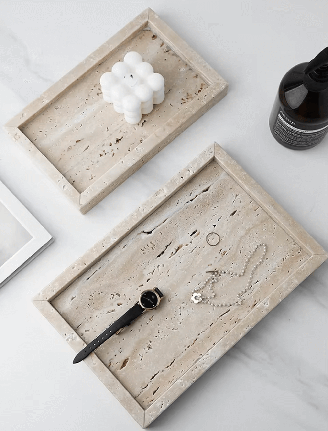 Minimalistisches Marmor-Tablett aus Travertin, perfekt für Schmuck und Deko, elegante und zeitlose Wohnaccessoire.