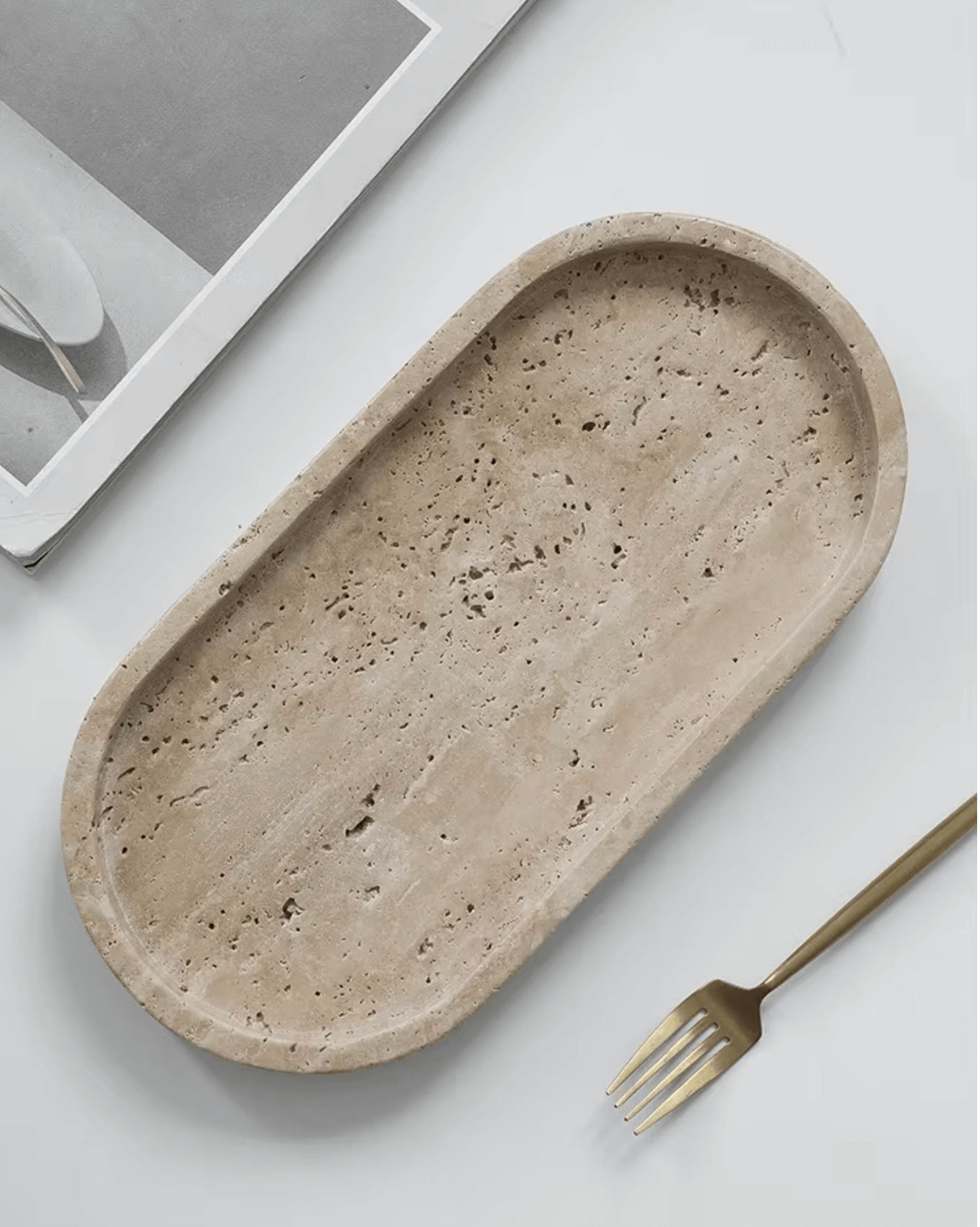 Minimalistisches handgefertigtes Marmor-Tablett aus Travertin, ideal als Schmuckpräsentierer oder Servierplatte für elegante Ordnung.