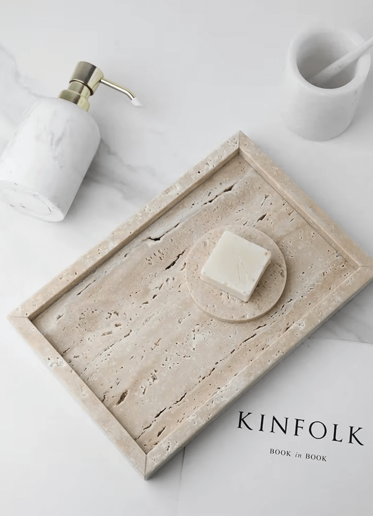 Minimalistisches Marmor-Tablett aus Travertin neben Seifenspender, Luxus Dekoration für Zuhause.