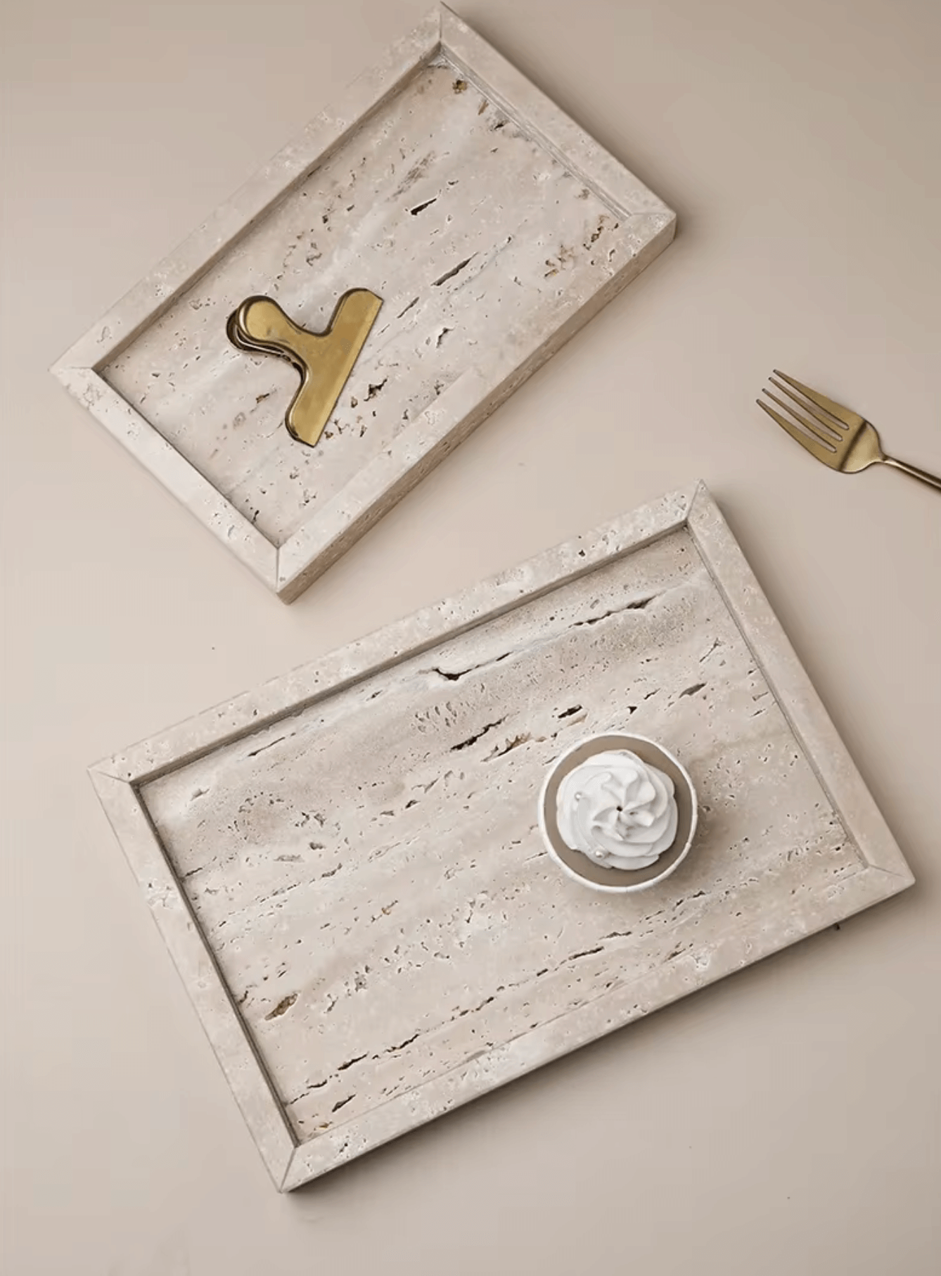 Minimalistisches Marmor-Tablett aus Travertin mit eleganter Deko und Clip, perfekte Ergänzung für stilvolle Wohnräume.
