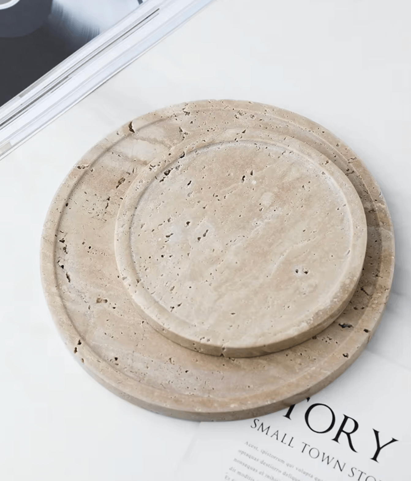 Minimalistisches Marmor-Tablett aus natürlichem Travertin auf einem Tisch als stilvolles Dekor-Highlight für Zuhause.