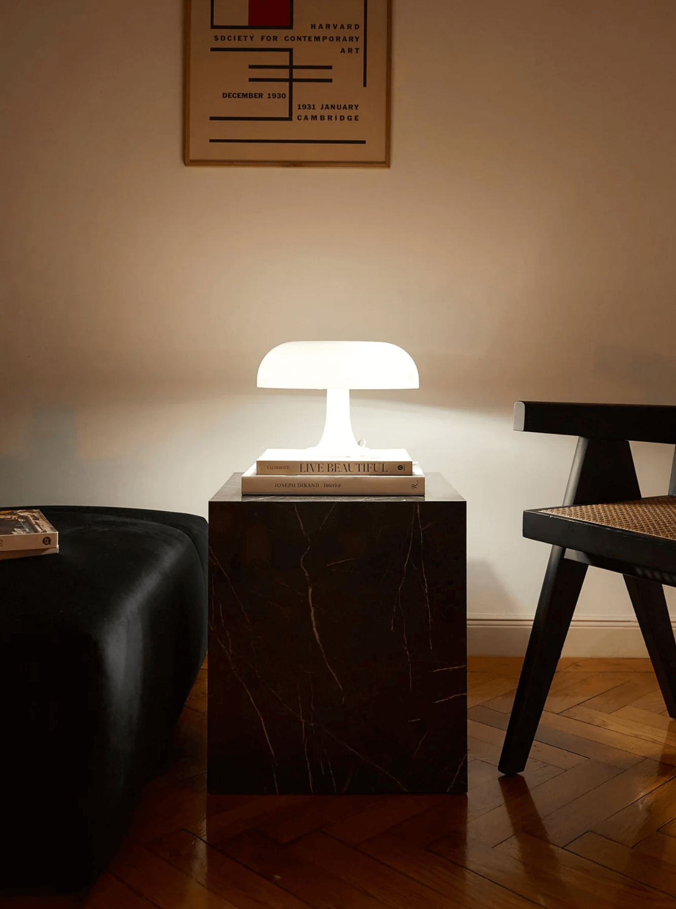 Bauhaus-Pilzlampe on a side table illuminating a room with its iconic 1920s design and USB flexibility.