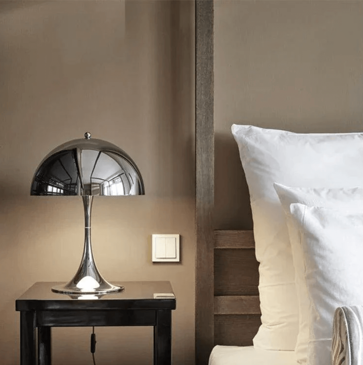 Chrom-Pilz Tischlampe auf Nachttisch im Schlafzimmer, modernes italienisches Design mit minimalistischem Luxus in elegantem Raum