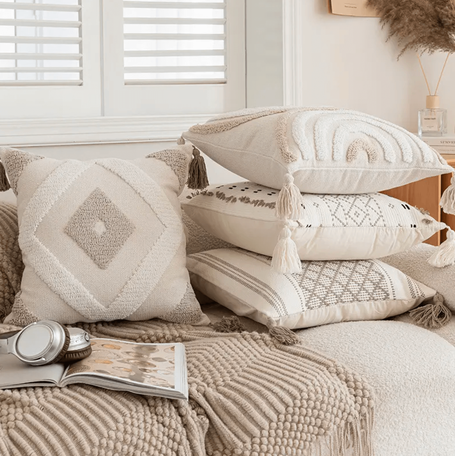 Boho Kissenbezüge mit Diamantmuster und Quasten für gemütliches Wohnen in neutralem Beige, ideal für Sofa oder Bett.