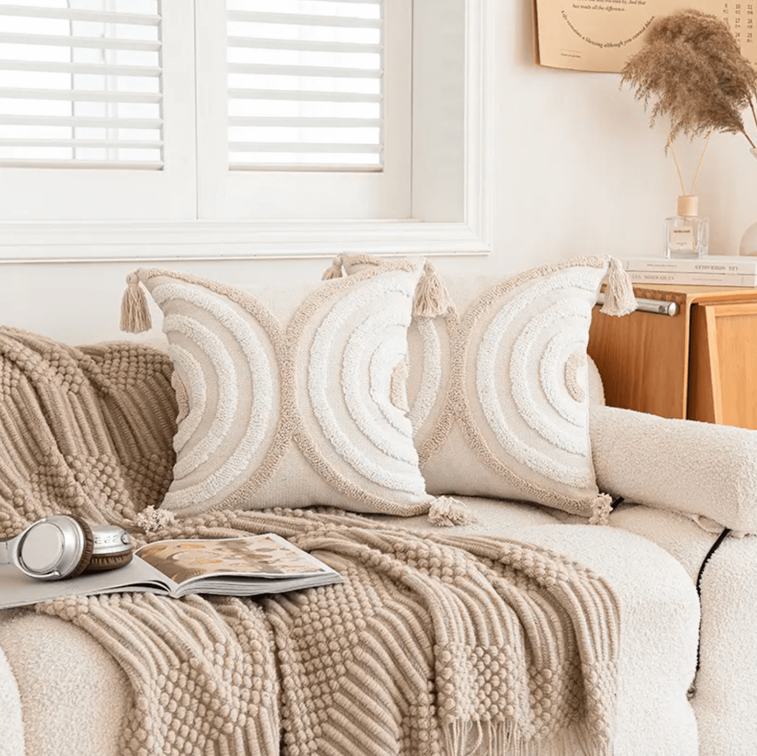 Boho-Kissenbezug mit Diamantmuster auf einem Sofa, handgefertigt aus Baumwolle mit Quasten, verleiht wohnlichem Raum stilvollen Charme.