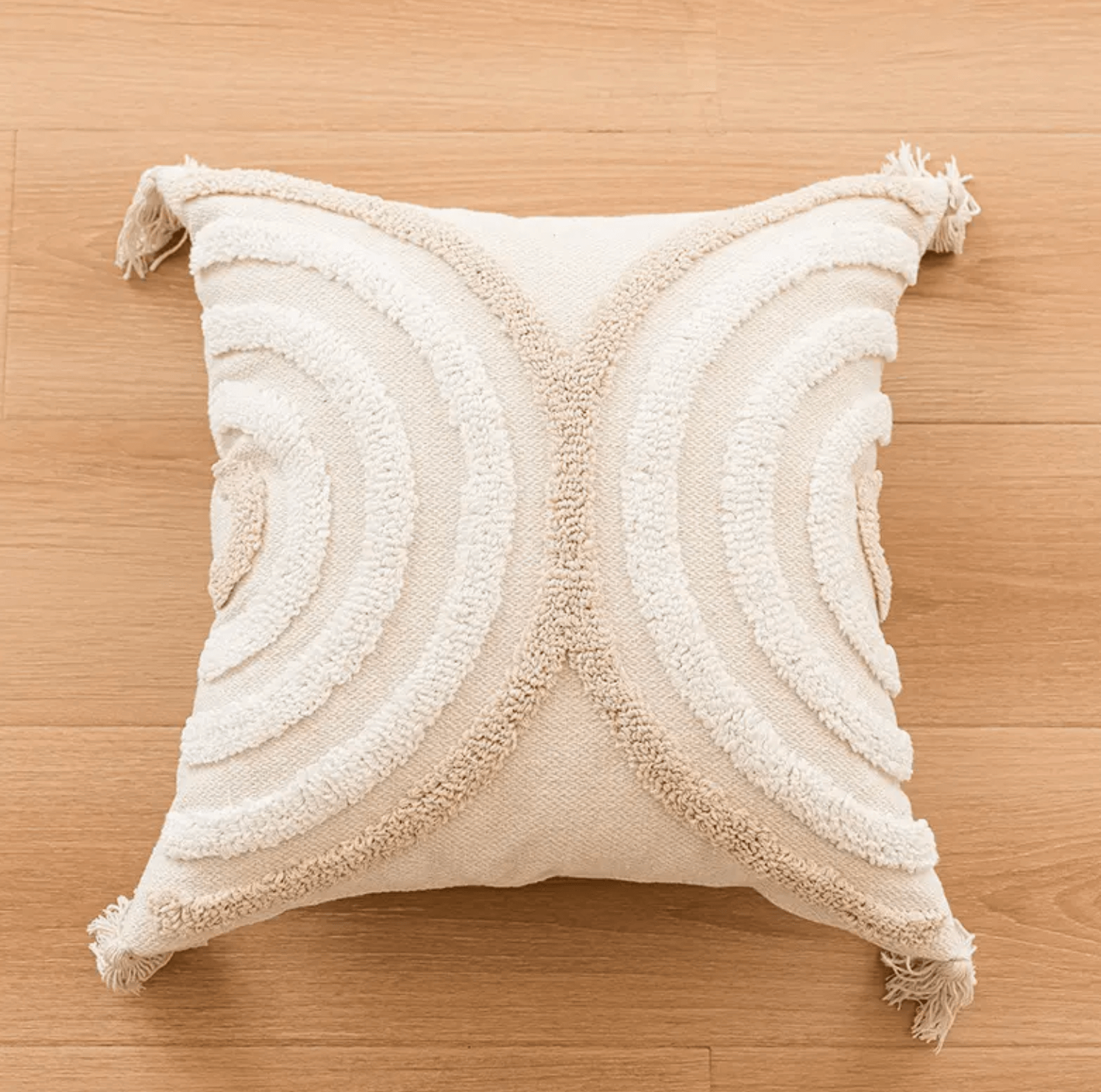 Boho Kissenbezug mit geometrischem Diamantmuster und Quasten, handgemacht aus 100% Baumwolle, Beige für Sofa oder Bett. Boho-Style Deko.