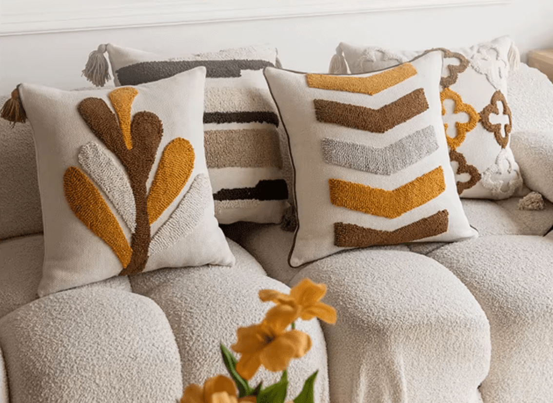 Nordic Retro Kissenbezug mit geometrischem Tufting-Muster in Gelb-Braun auf einem hellen Sofa
