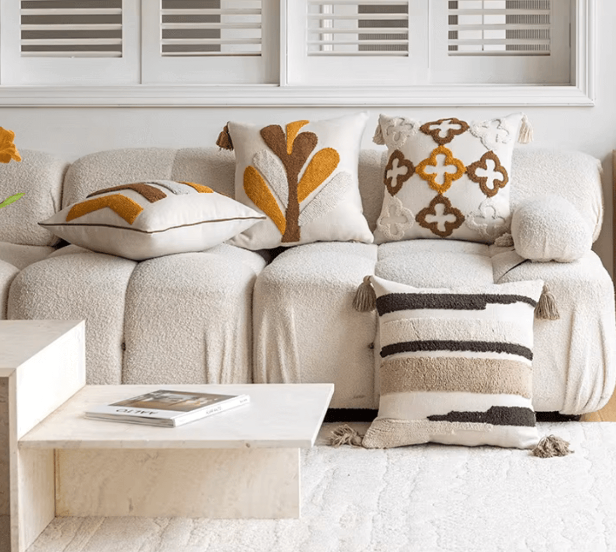 Nordic Retro Kissenbezug mit geometrischem Tufting-Muster in warmen Tönen auf einem Sofa; skandinavische Dekoration