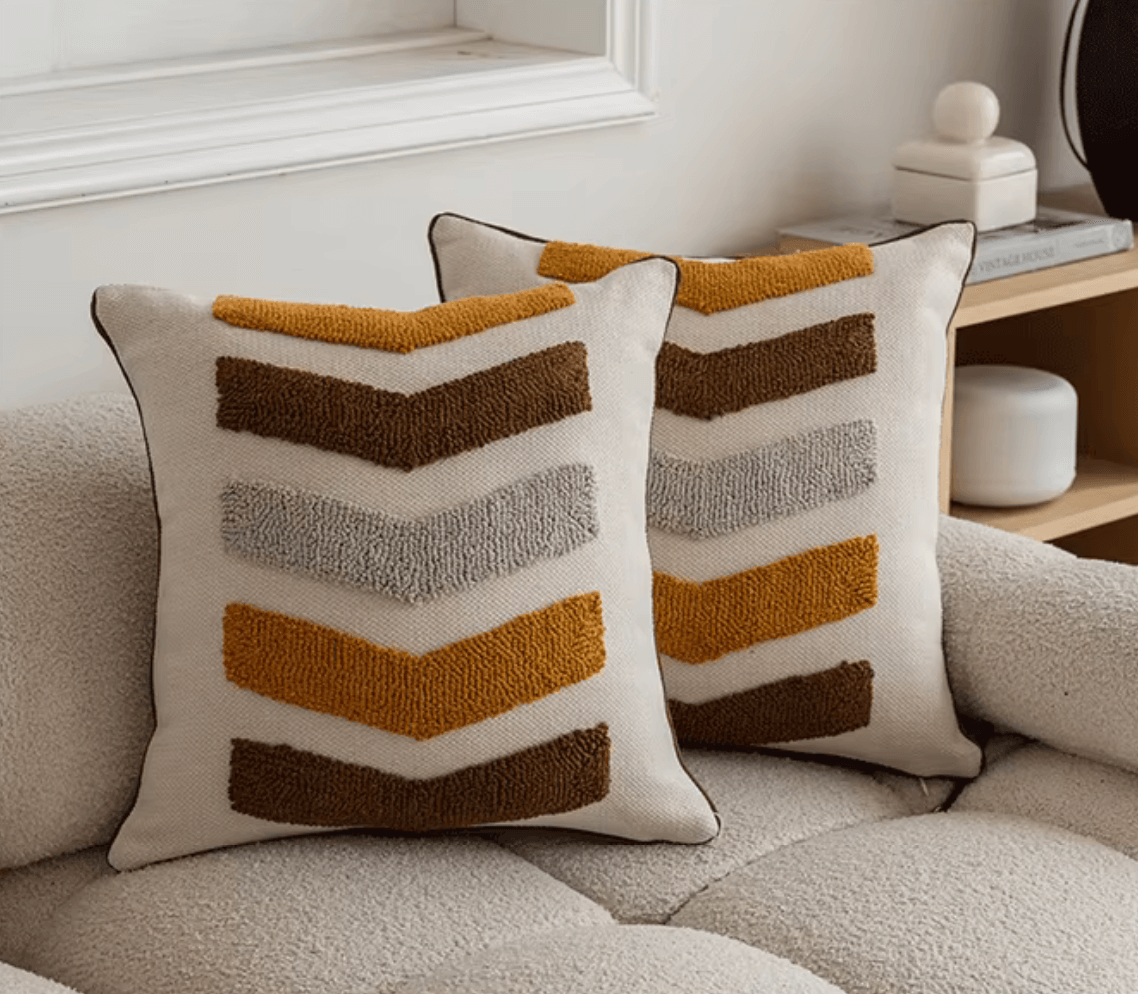 Nordic Retro Kissenbezug with geometric tufting in yellow-brown hues on a cozy couch, perfect for Scandinavian decor.