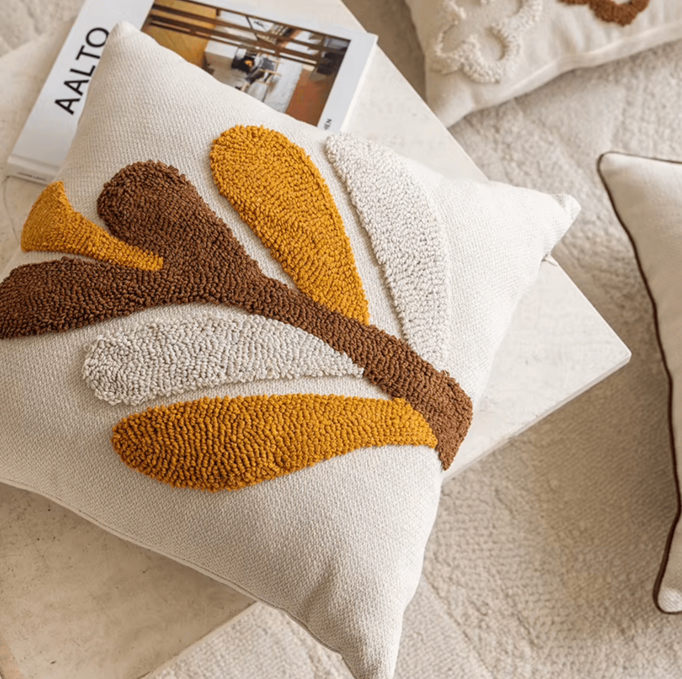 Nordic Retro Kissenbezug with geometric tufting in yellow-brown shades on a sofa, offering Scandinavian warmth and style.