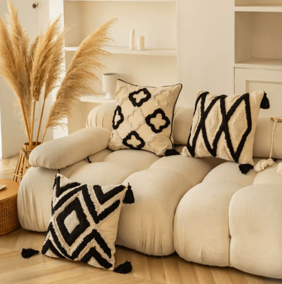 Boho Kissenbezüge mit geometrischem Gitter-Design, schwarz-weißes Flanell, auf einem modernen Sofa, stilvolles Wohnambiente