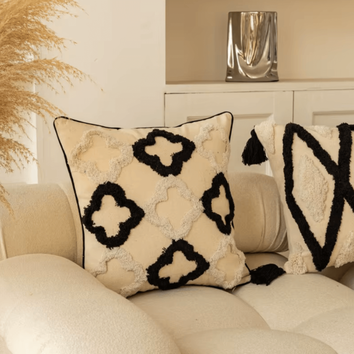 Boho Kissenbezüge mit geometrischem Gitter-Design auf einem cremefarbenen Sofa, modern und vielseitig für zeitlosen Stil.