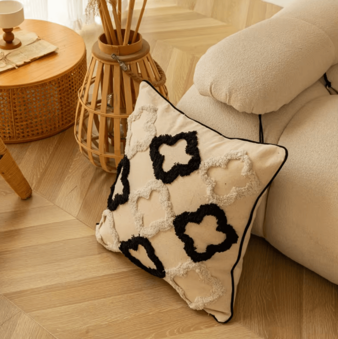 Boho Kissenbezug mit schwarzem und weißem geometrischem Gitter-Design aus Flanell auf Holzfußboden neben einem Sofa.