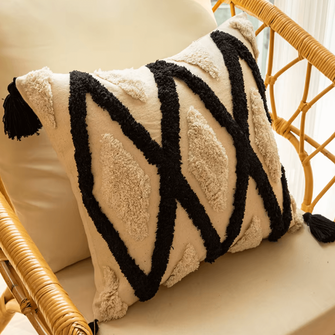 Boho Kissenbezug mit geometrischem Gitter-Design auf einem Rattan-Stuhl, schwarz-weiß, modern und stilvoll für Zuhause.
