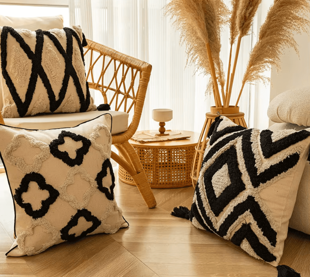 Boho Kissenbezüge mit geometrischem Gitter-Design auf natürlichem Sessel, ideal für moderne Wohnkultur.