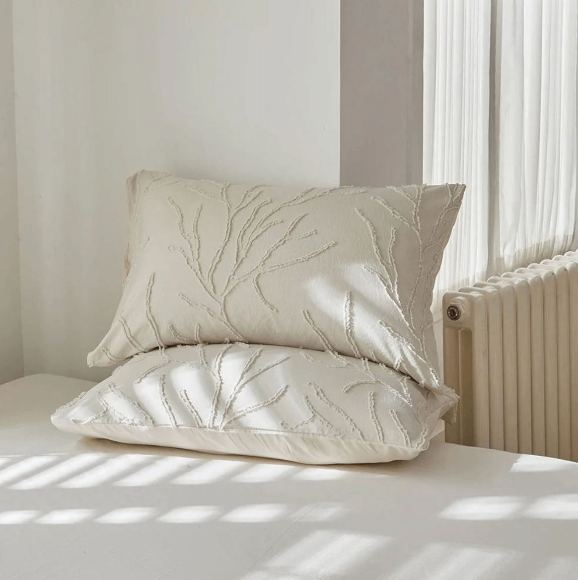 Tufted Bettwäsche-Set in beige with boho tree branch design on pillows, adding natural elegance and comfort to bedroom.