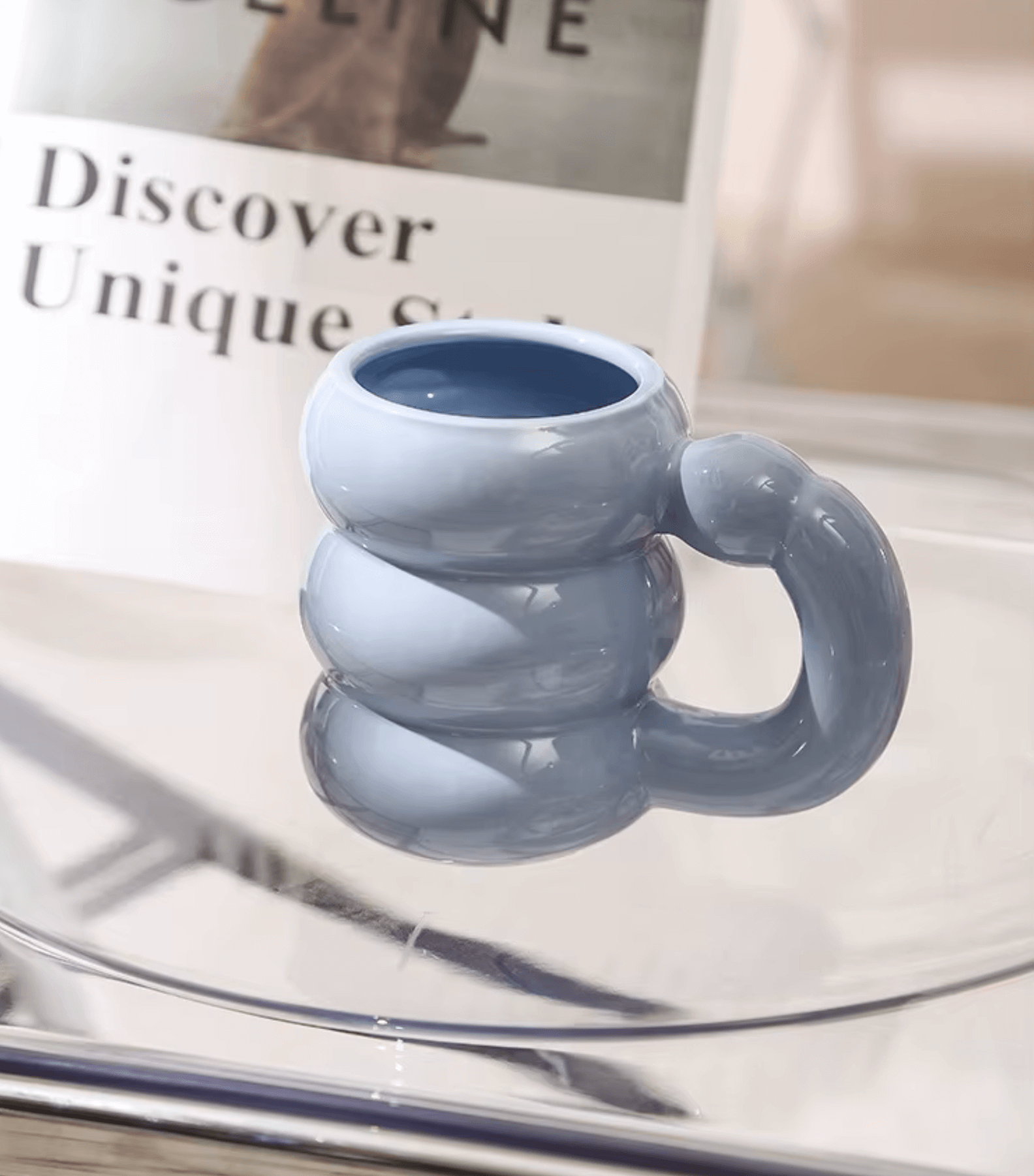 Spring Bloom Tasse in modernem koreanischen Design, stilvolle blaue Tasse auf Spiegeloberfläche, kreative und funktionelle Kaffeetasse