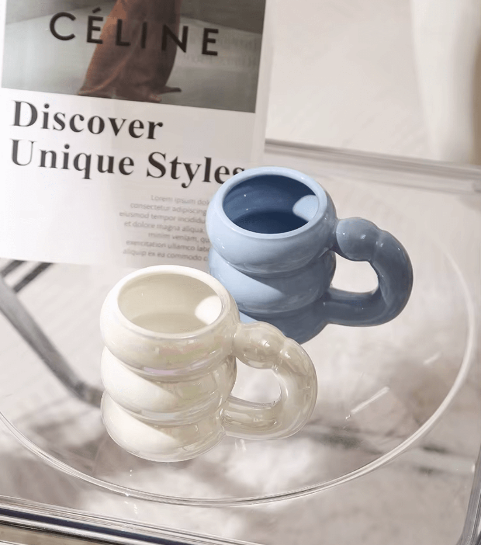 Spring Bloom Tasse in Koreanischem Design: Blaue und weiße Tassen auf Tisch neben Magazin für stilvolles Kaffeevergnügen.