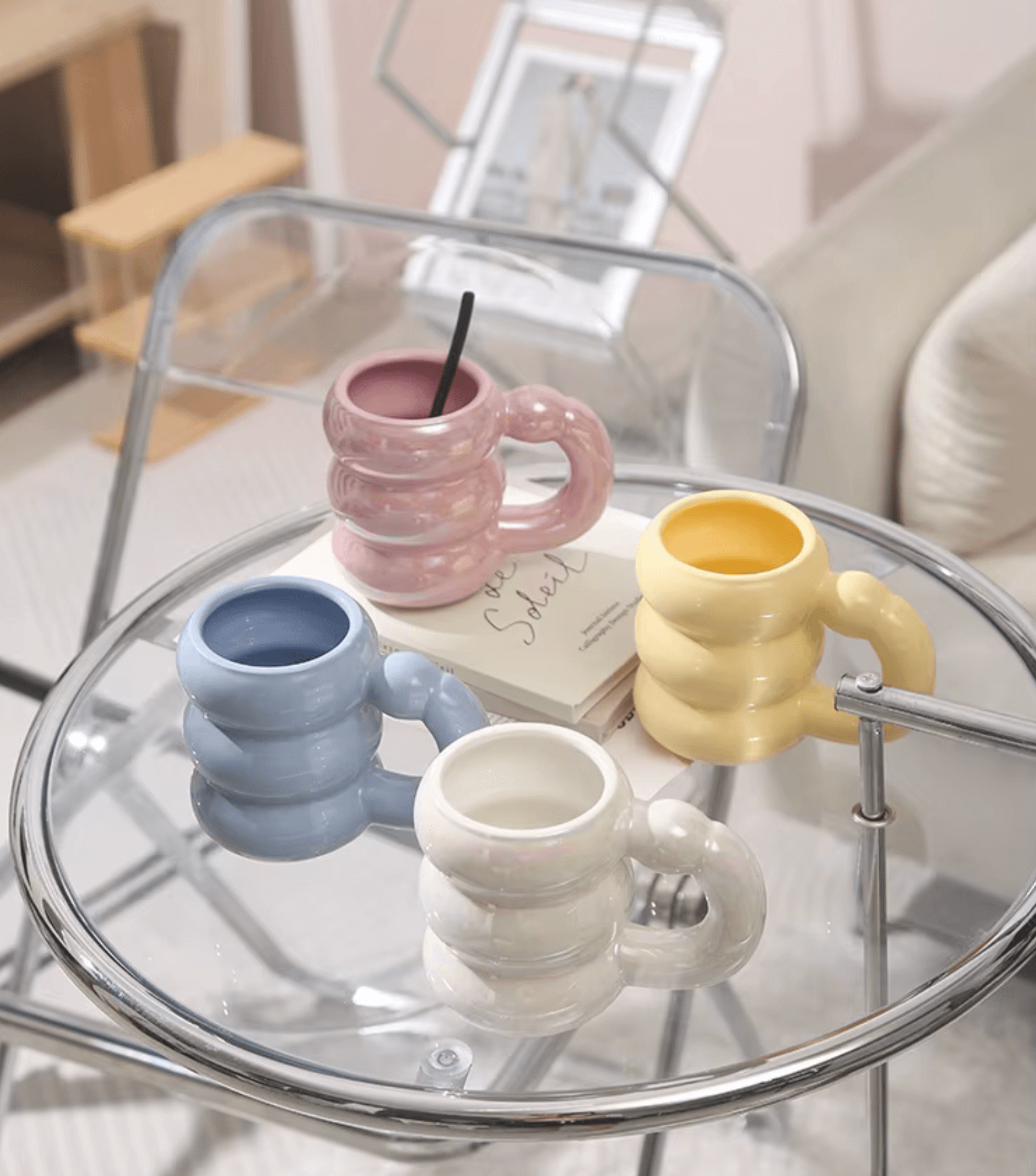 Colorful Spring Bloom Tassen in Koreanisches Design auf einem Glastisch, ideal für stilvolles Kaffeevergnügen.
