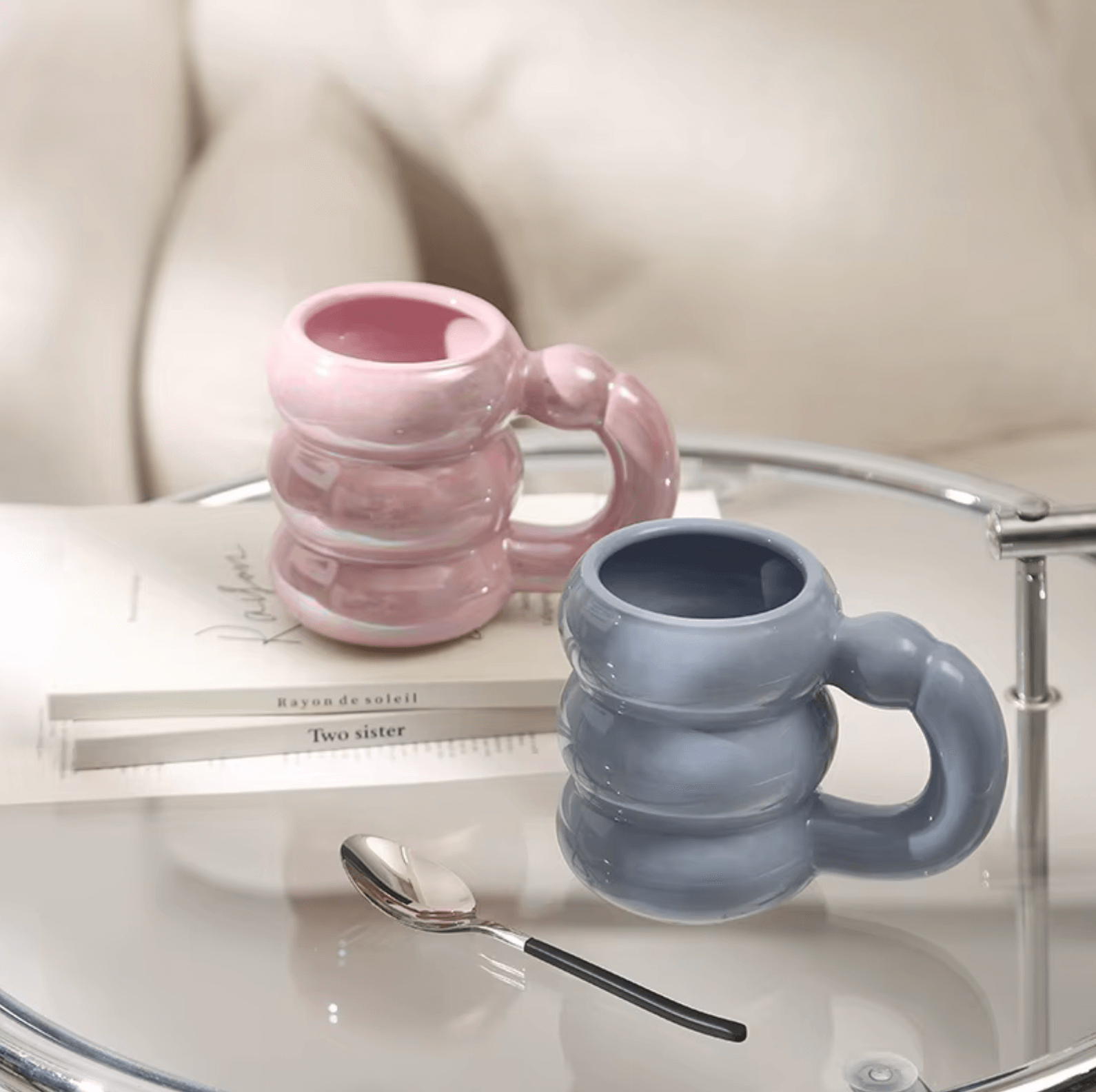 Spring Bloom Tasse - Stilvolles Kaffeevergnügen im Koreanischen Design, rosa und graue Tassen auf modernem Tisch