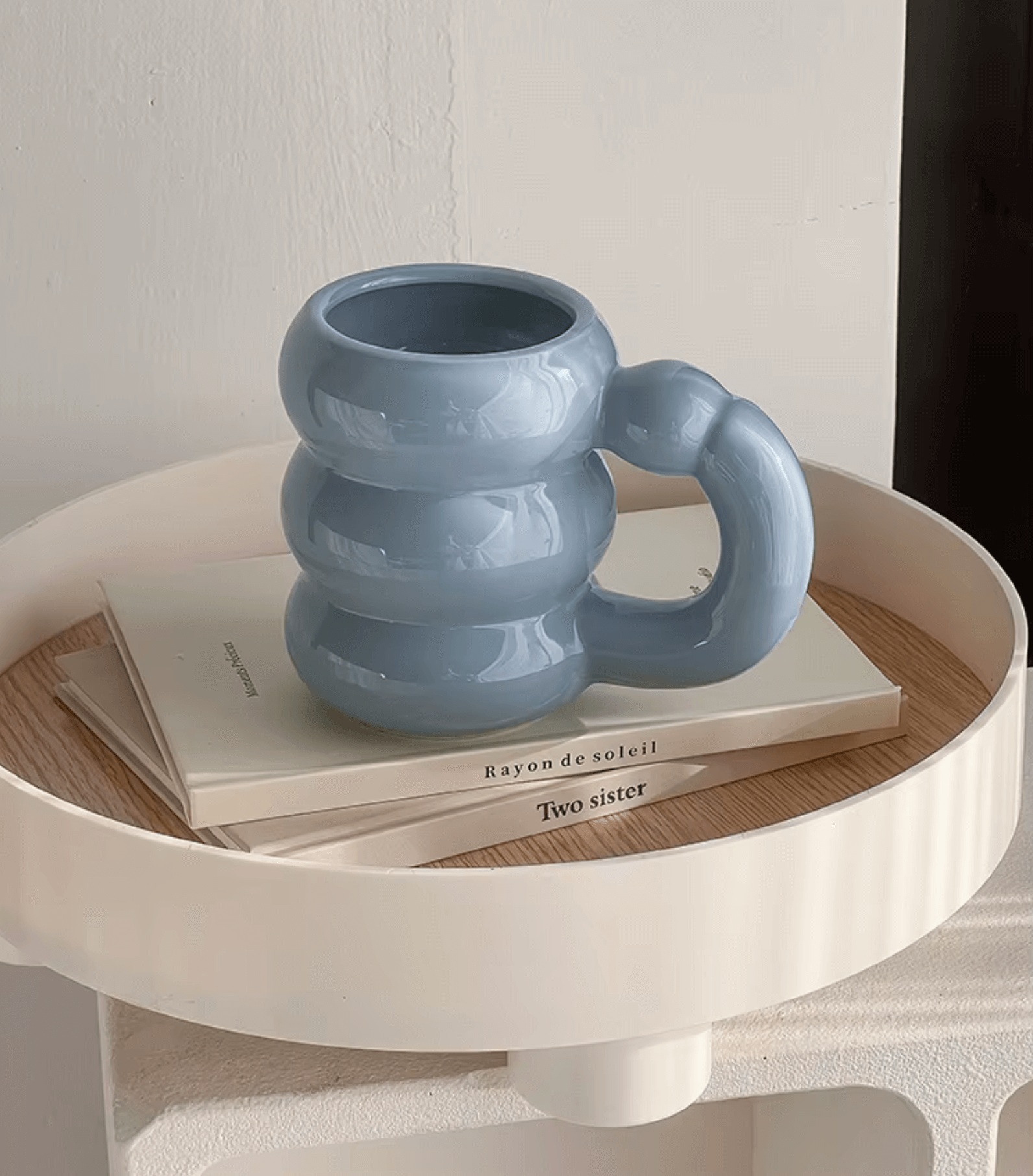 Spring Bloom Tasse in Koreanischem Design auf Tisch, blaue einzigartige Keramikform, modernes Stil-Element.