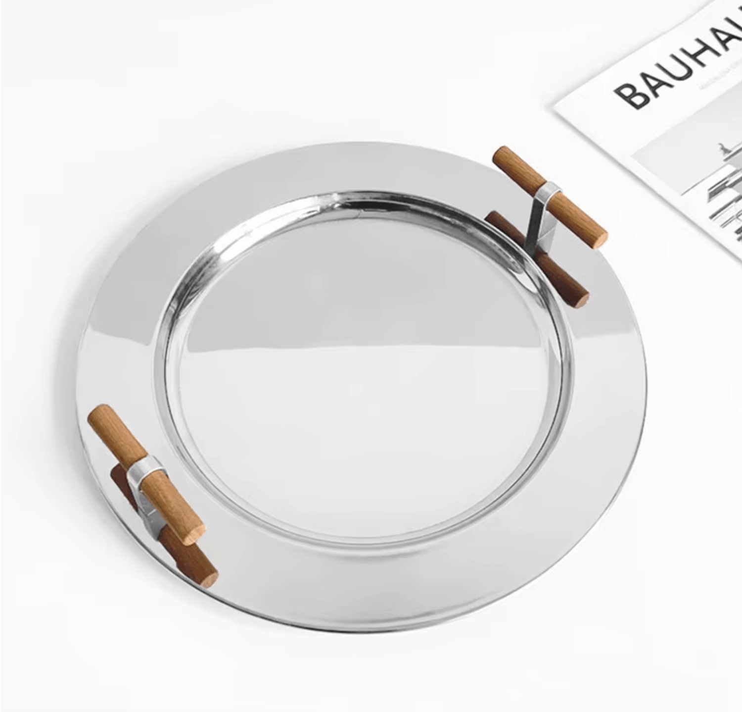 Nordisches Edelstahl-Tablett mit Holzgriffen auf weißem Hintergrund, minimalistisch und stilvoll für elegantes Servieren.