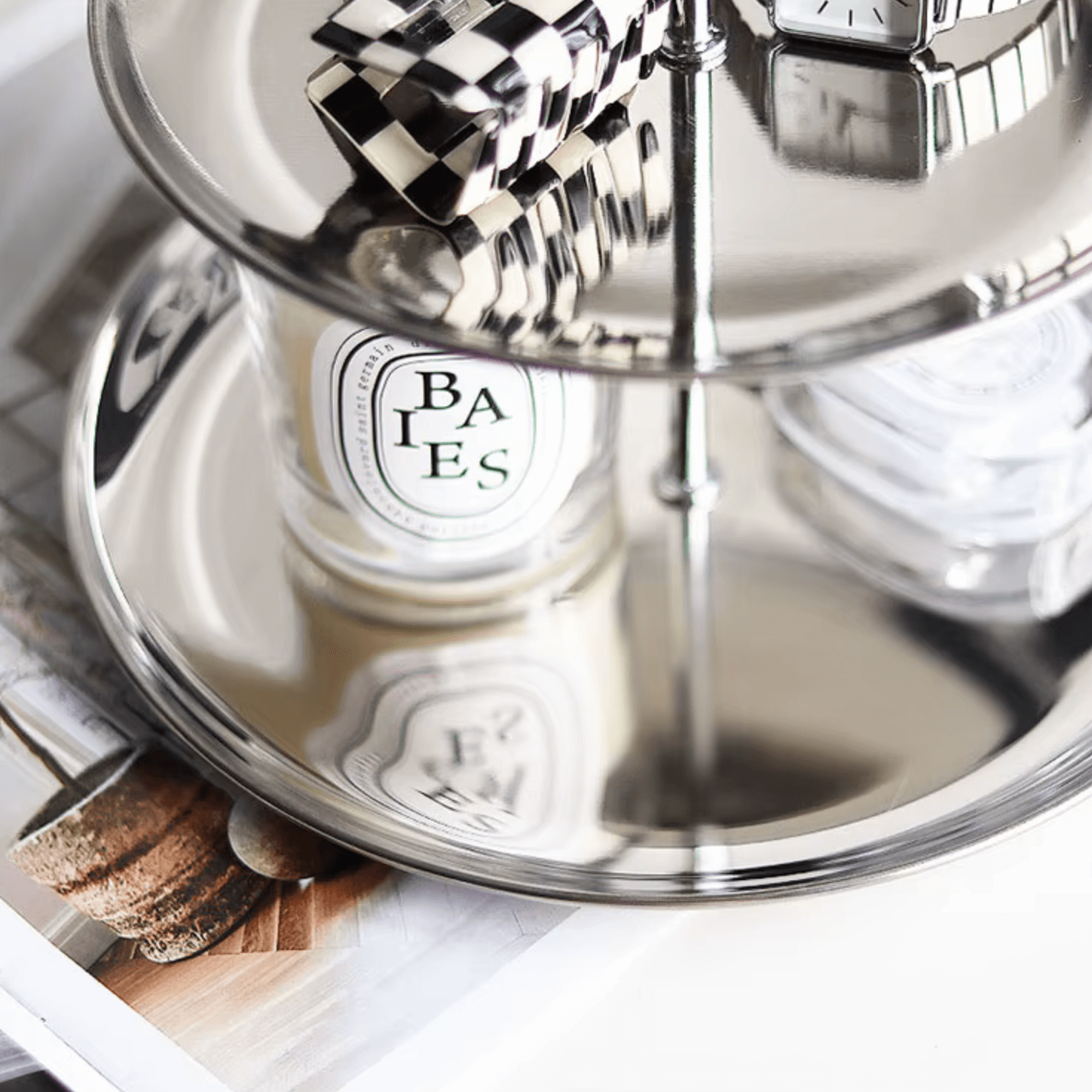 Nordisches Edelstahl-Etagere-Set auf Tisch mit Kerzen und Deko, ideal für Schmuck oder Snacks in moderner Einrichtung.