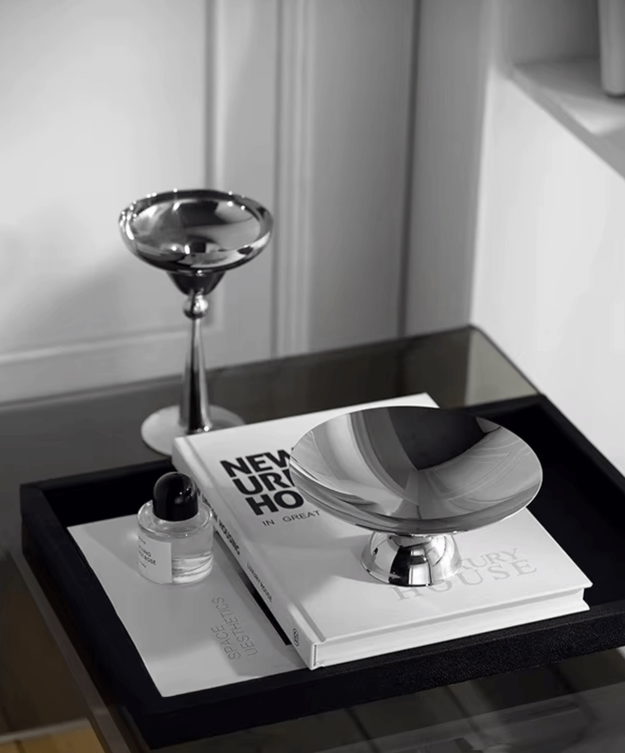 Skandinavische Edelstahl-Dessertschale auf dekorativem Tisch mit modernem Design