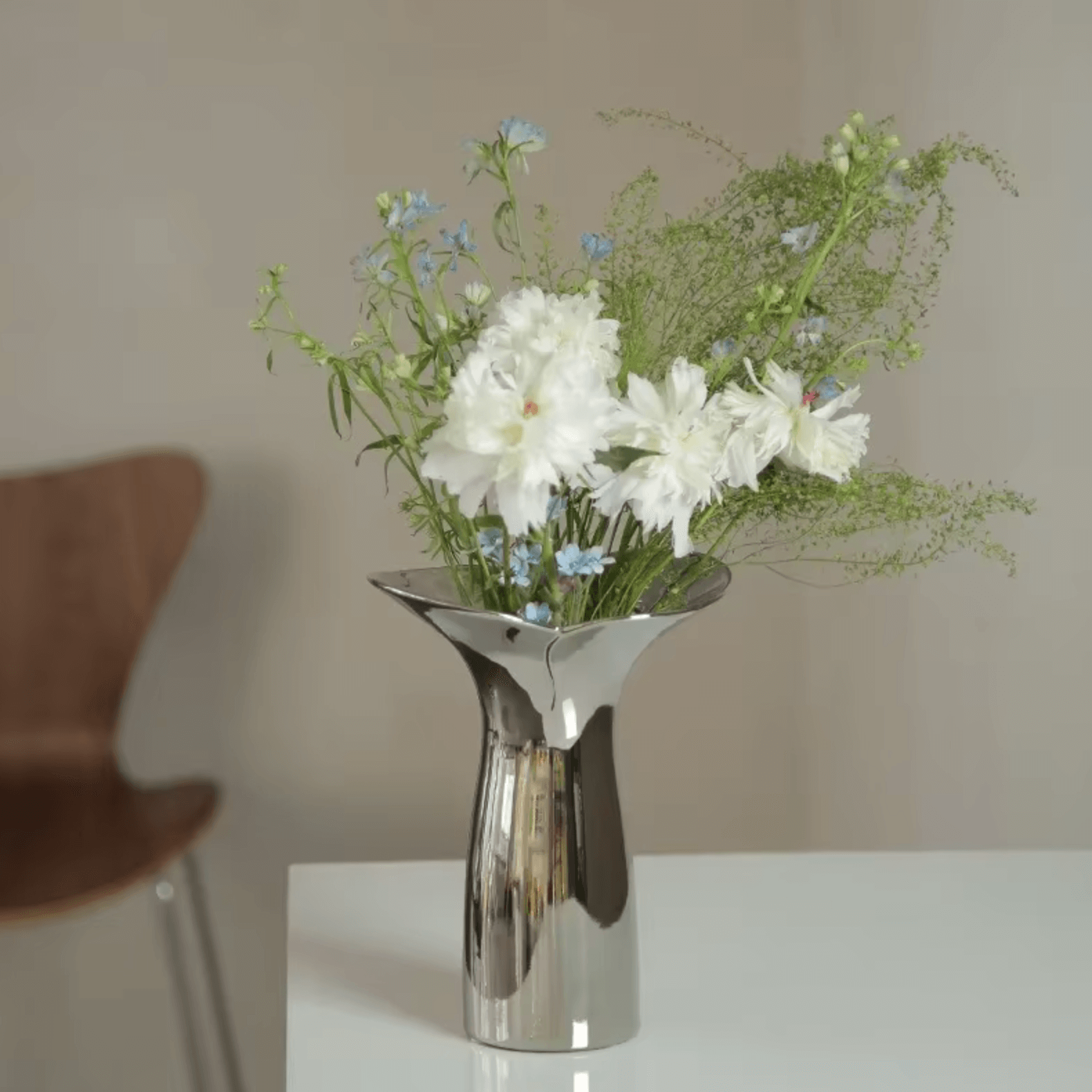 Glasvase in Silberoptik mit Blumen, nordischer Luxus für Tischdeko