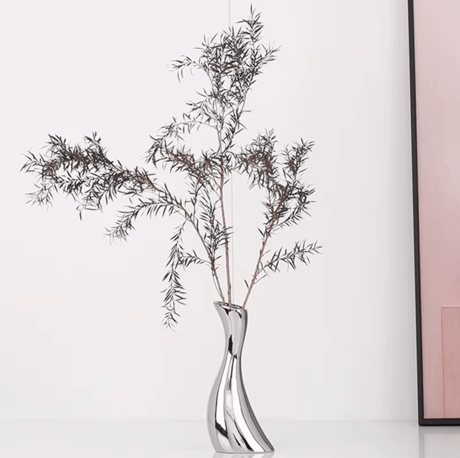 Silberne galvanisierte Keramikvase mit Zweigen, modern und stilvoll für luxuriöse Wohnambiente.