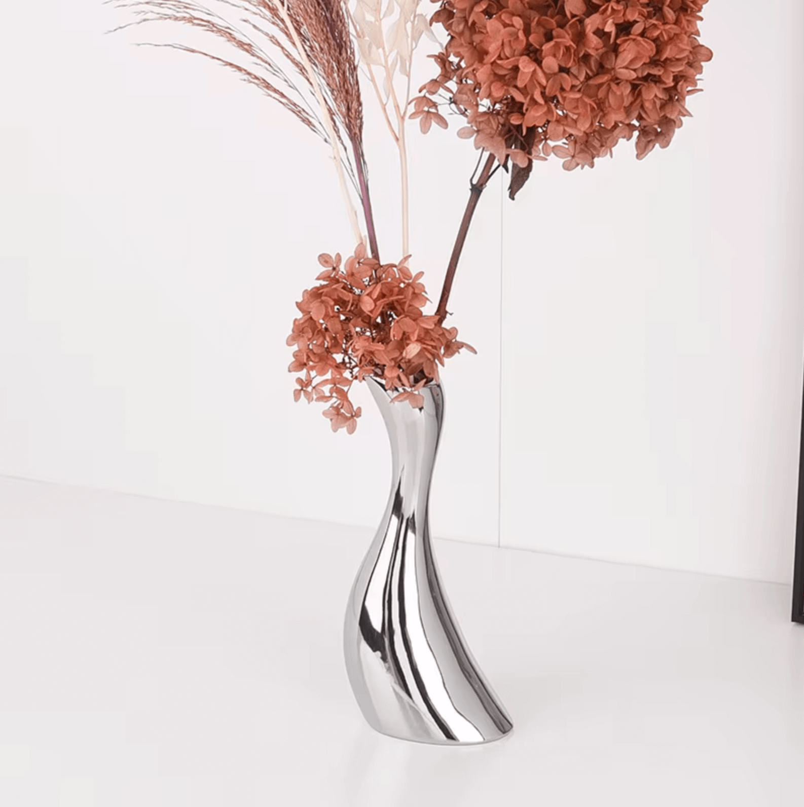 Elegante Keramikvase in galvanisiertem Silber mit modernen Blumen, ideal für stilvolle Wohnambiente-Dekoration.