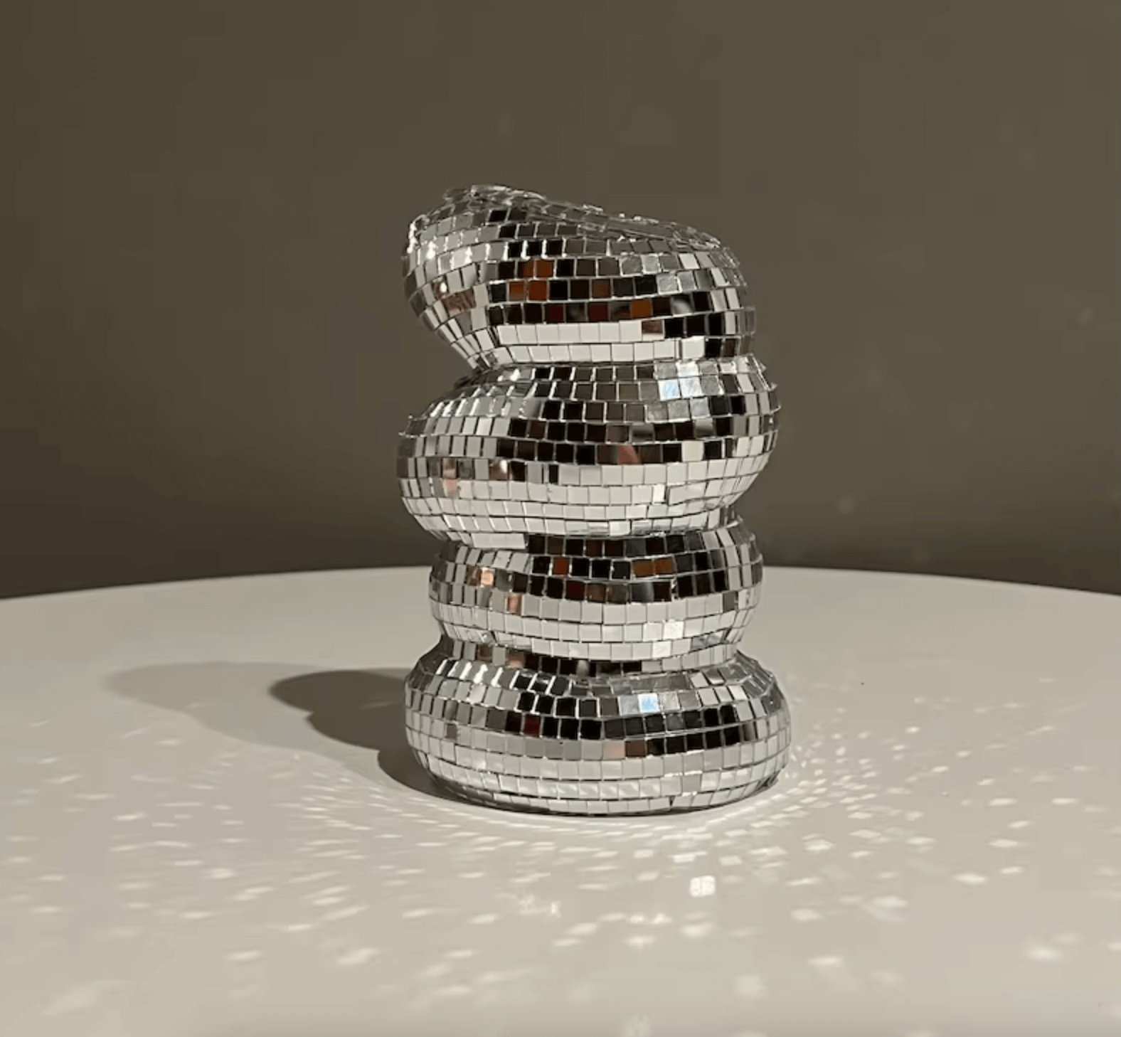 Disco-Kugel Vase in Silber glitzert als dekorative Tischdekoration, ideal für Retro-Charme und elegantes Wohnen.