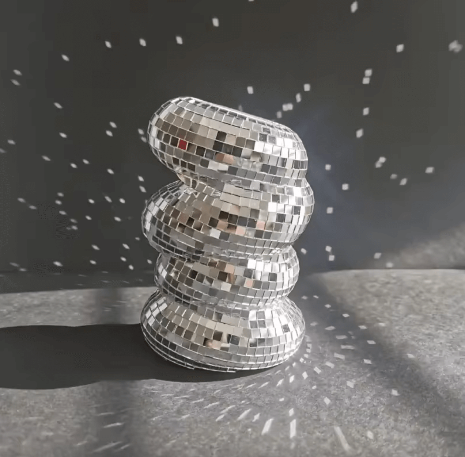 Silberne Disco-Kugel Vase als stilvolle Tischdekoration mit Retro-Charme und glänzender Oberfläche, ideal für Blumen oder als Accessoire.