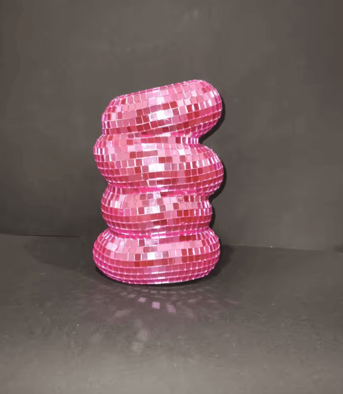 Glänzende rosa Disco-Kugel-Vase, ideal für stilvolle Tisch- und Raumdekoration.