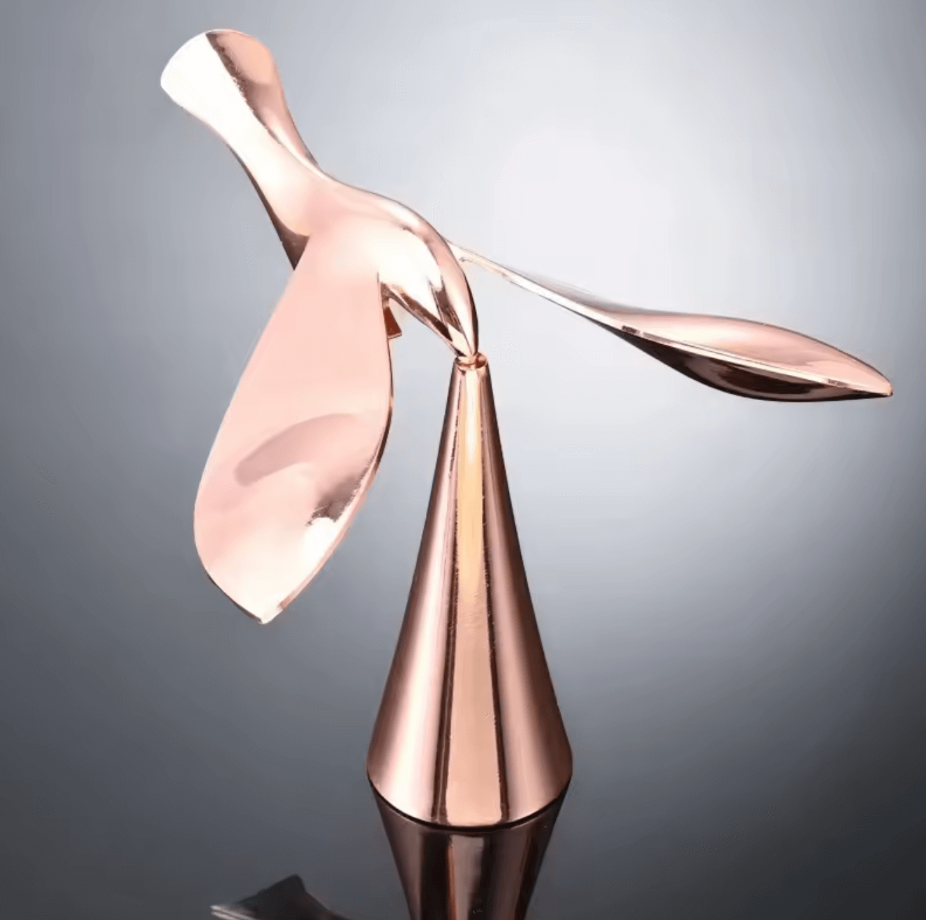 Fliegender Vogel-Flaschenöffner mit innovativem Balance-Design in eleganter Kupferoptik auf dunklem Hintergrund.